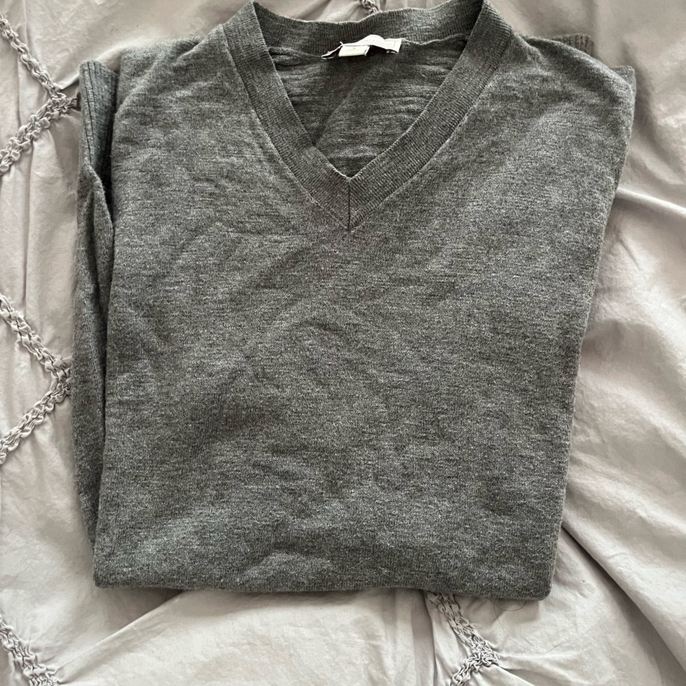 GAP Gray V-Neck Sweater Classic Knit size Small